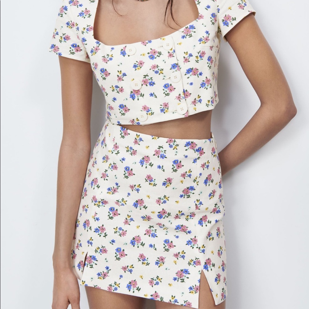 ZARA matching set (MEDIUM TOP LARGE SKIRT )